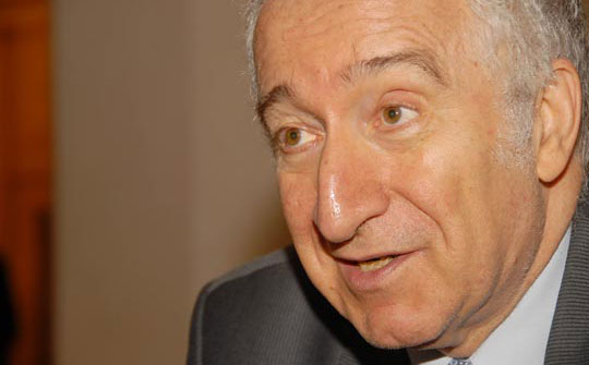 Bernardo Kliksberg, pionero de la ética para el desarrollo, el capital social y la responsabilidad social empresaria.