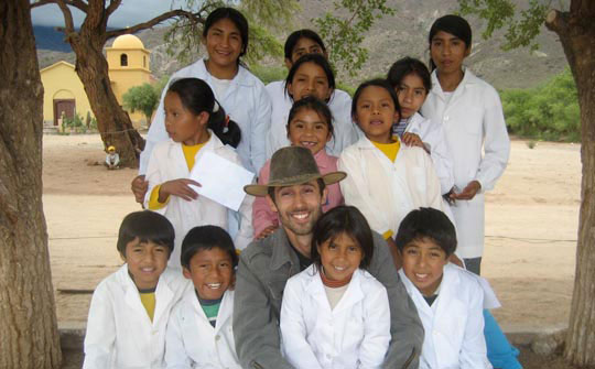 Felix Schweiser, encargado de Marketing de Bodega Colom&eacute; junto a los chicos de la escuela.