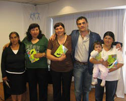 Ricardo Zanfardini junto a alguna de las autoras de &ldquo;Mujeres en su tinta&rdquo;.