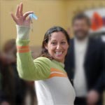 Alejandra Ruiz recibe la llave de su nueva casa