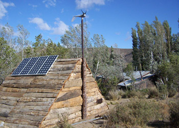 Paneles solares en comunidad aborigen.