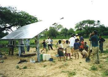 Paneles solares en comunidad aborigen.
