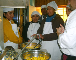 Alumnos en el curso de cocina.