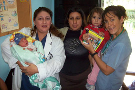 Claudia Lescano y Lorena Fernández junto a pacientes del barrio Las Lilas.