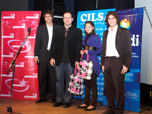 Stolar junto al grupo de colaboradores de Muaa.